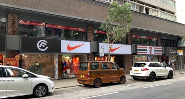 Ingenio y paneles decorativos en comercios de moda