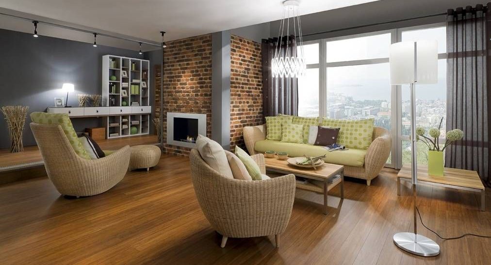 ¿Cómo decorar una pared grande de salón encima de un sofá?